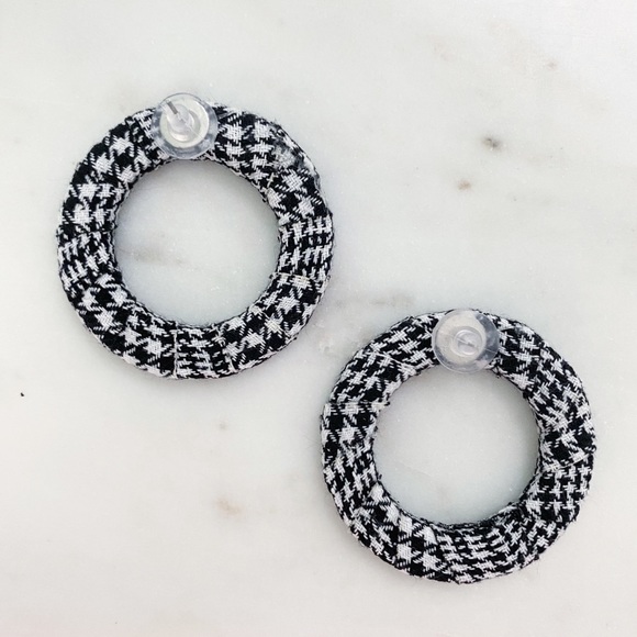 "Ingrid" Earrings || Black Houndstooth Hoop - Picture 6 of 10